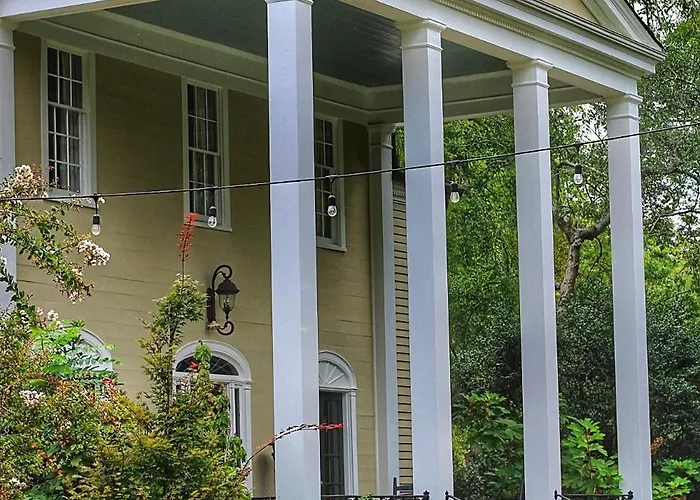 Clevedale Historic Inn And Gardens